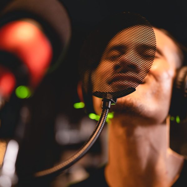Ingénieur du son réglant une voix rap dans une session de mixage en studio.