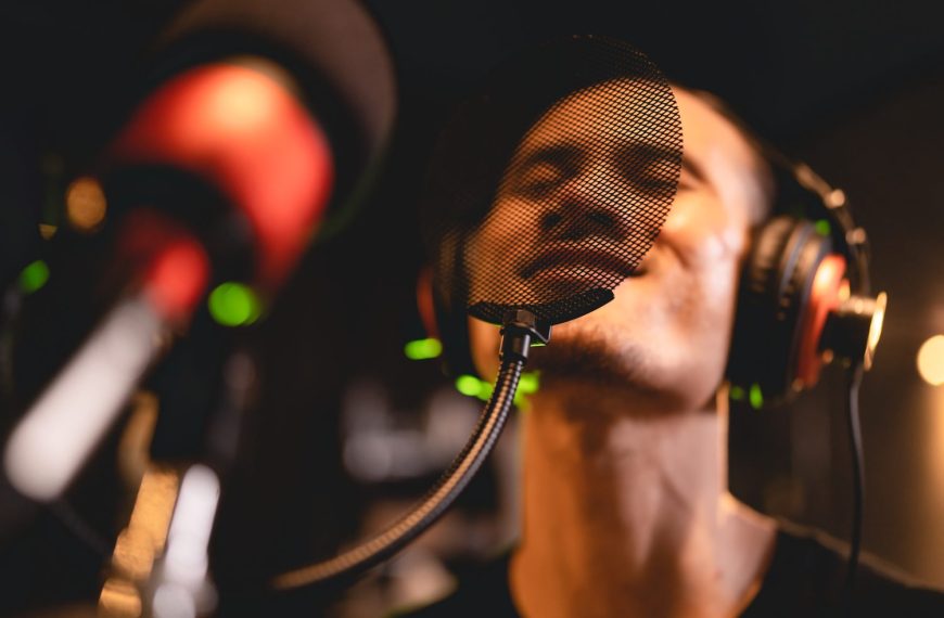 Ingénieur du son réglant une voix rap dans une session de mixage en studio.