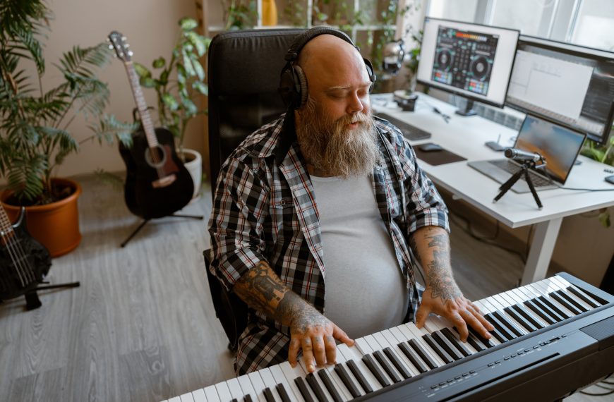 Adulte jouant du piano avec les mains détendues sur le clavier.