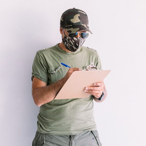 Un rappeur signe un contrat de licence pour une instrumentale dans un studio d’enregistrement.