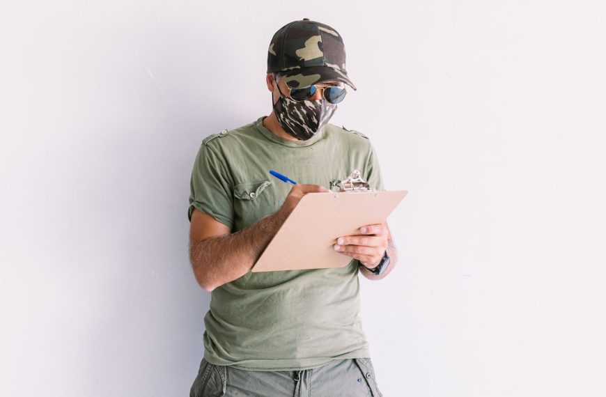 Un rappeur signe un contrat de licence pour une instrumentale dans un studio d’enregistrement.