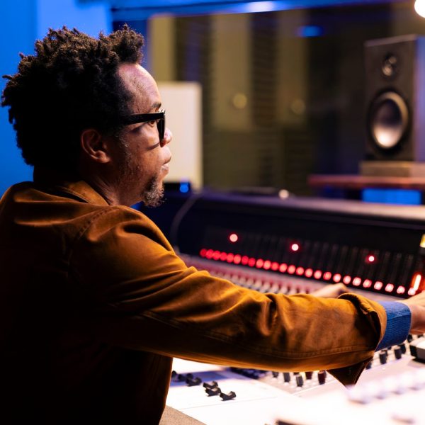 Producteur de musique travaillant sur FL Studio pour transformer une boucle en beat complet.