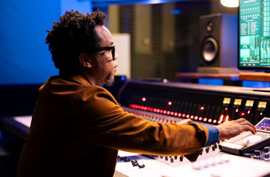 Producteur de musique travaillant sur FL Studio pour transformer une boucle en beat complet.