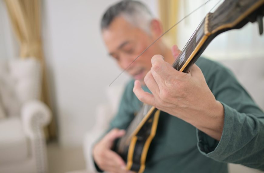 Violoniste ajustant délicatement les cordes de son instrument pour éliminer un son grinçant.