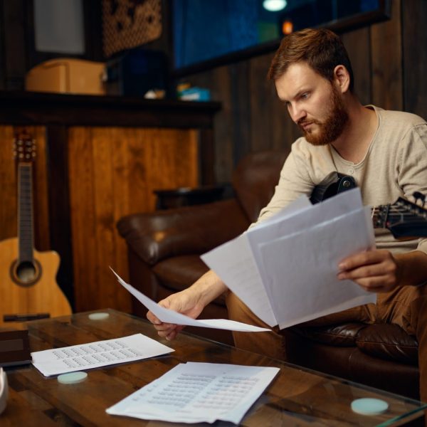 Musicien échangeant avec le gérant d’un bar au sujet d’un cachet de concert non payé