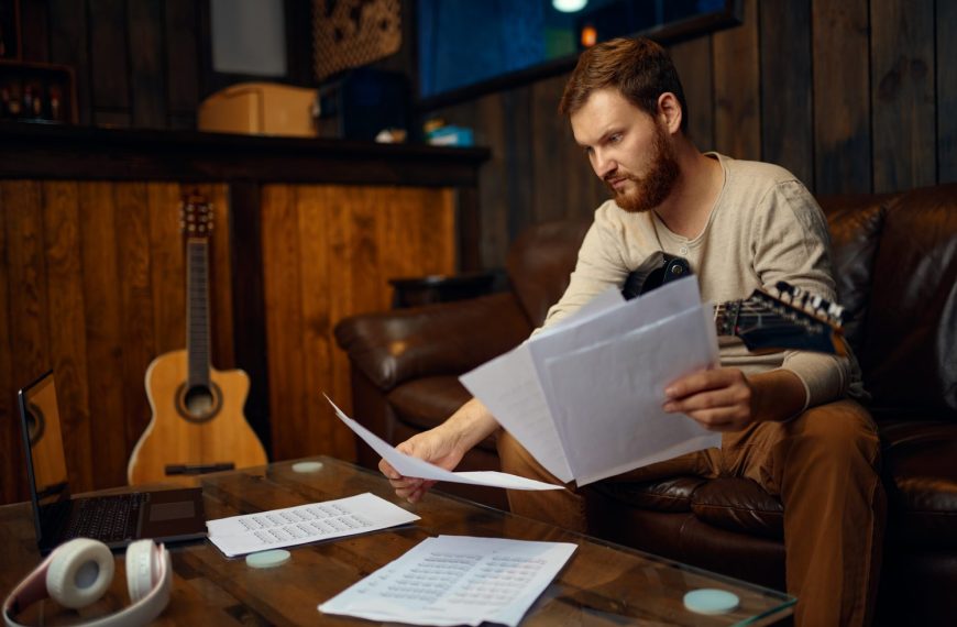 Musicien échangeant avec le gérant d’un bar au sujet d’un cachet de concert non payé