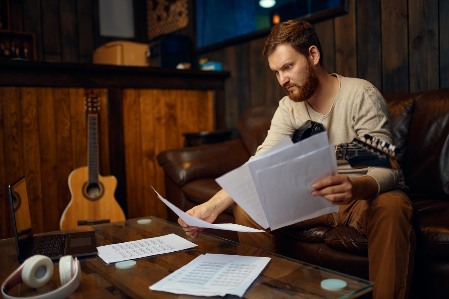Musicien échangeant avec le gérant d’un bar au sujet d’un cachet de concert non payé