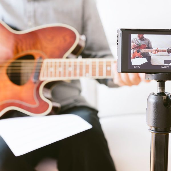 Groupe de musique signant un formulaire d’autorisation vidéo avant un tremplin musical