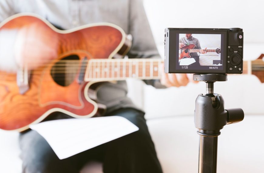 Groupe de musique signant un formulaire d’autorisation vidéo avant un tremplin musical