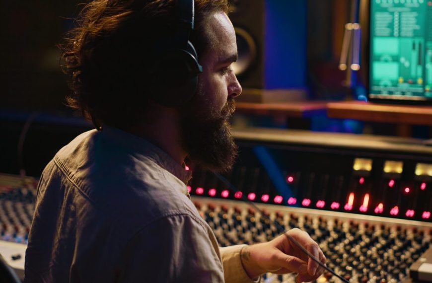 Producteur ajustant la largeur stéréo d’un synthétiseur sur une console de mixage