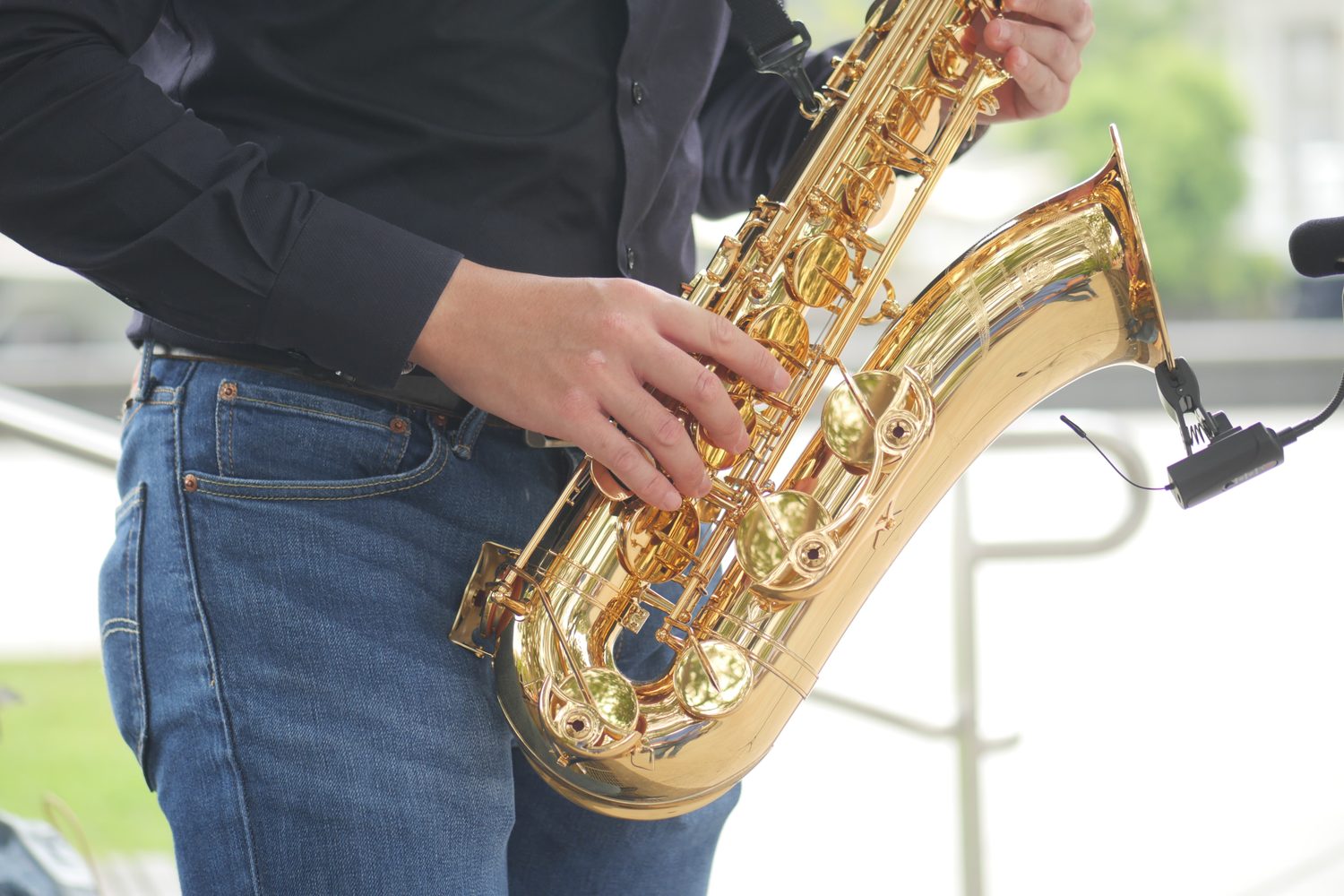 Un saxophoniste débutant examine son instrument avant de jouer.